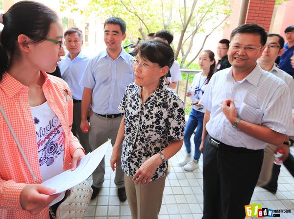 校领导与部分家长和新生交流