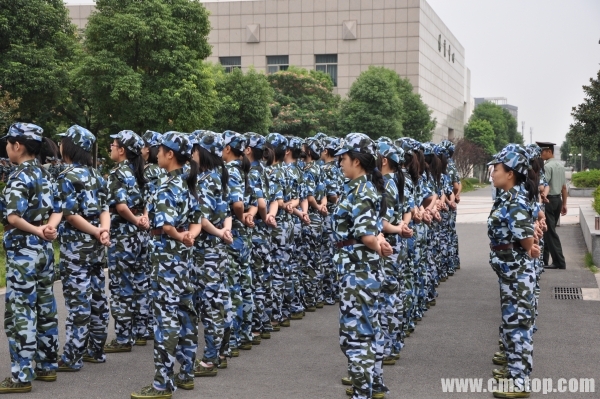 “女兵们”的飒爽英姿