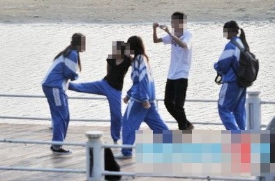 清远4名女生掌掴1女生场面火爆 全球校园暴力事件大盘点(组图)。