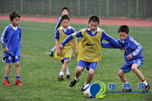 教育部：建立中小学足球联赛机制 小学每周4节体育课