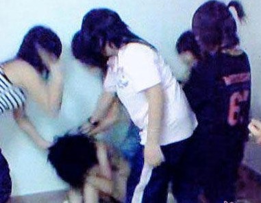 清远4名女生掌掴1女生场面火爆 全球校园暴力事件大盘点(组图)。