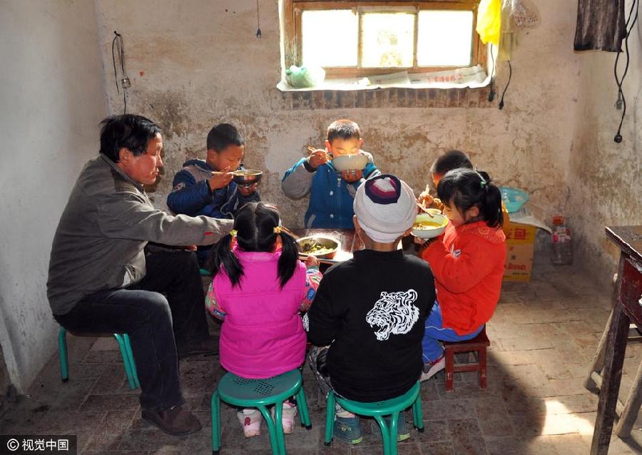 “以前老想着退休，真退休了，我发现自己真舍不得这儿。”4月5日，在自己辛勤工作了近30年的教室里，刚退休的山村老师赵新正感慨地说，能给孩子们上最后一堂课，他很知足。