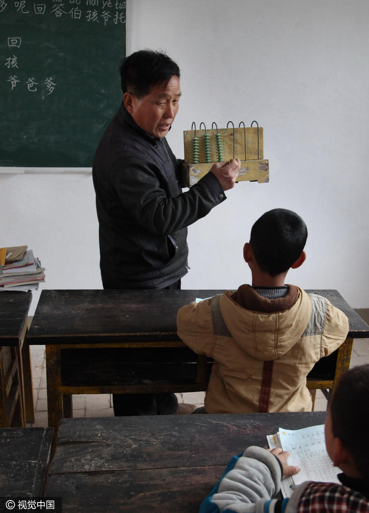 “以前老想着退休，真退休了，我发现自己真舍不得这儿。”4月5日，在自己辛勤工作了近30年的教室里，刚退休的山村老师赵新正感慨地说，能给孩子们上最后一堂课，他很知足。