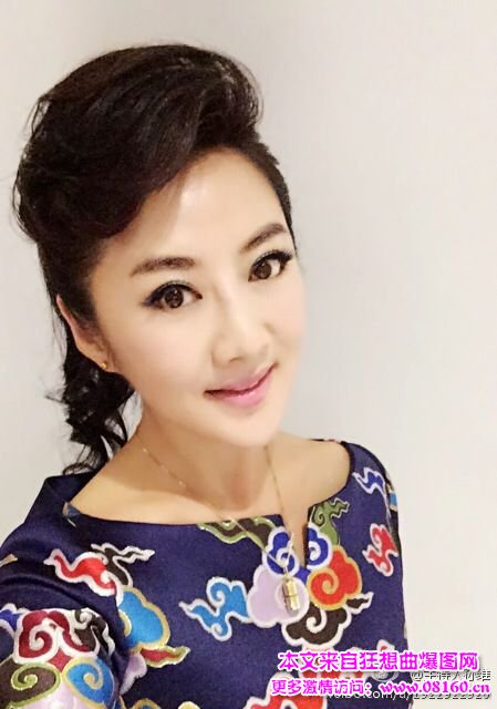 45岁女代表容貌青春似80后,素颜照更美！