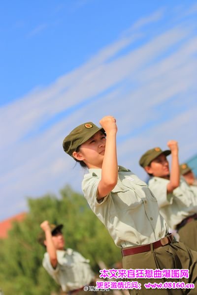 美女军训紧身衣一幕，军训美女组图