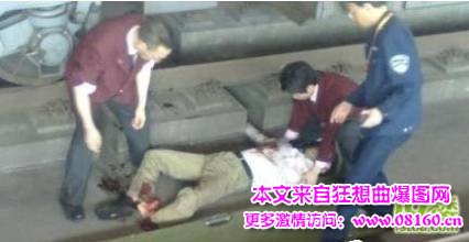 男子卧轨自杀后悔起身，却难逃一死（恐怖监控）