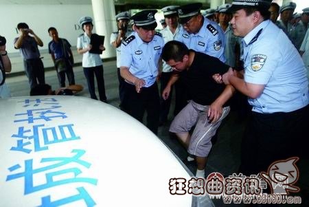 民警阻强拆遭城管围殴，城管殴打民警