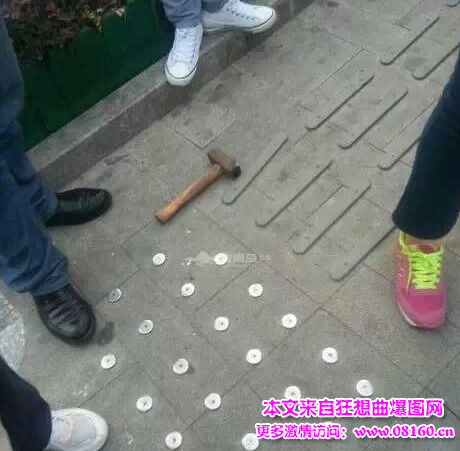 女子过路闯红灯遭协管员铁锤爆头（鲜血流了一地）