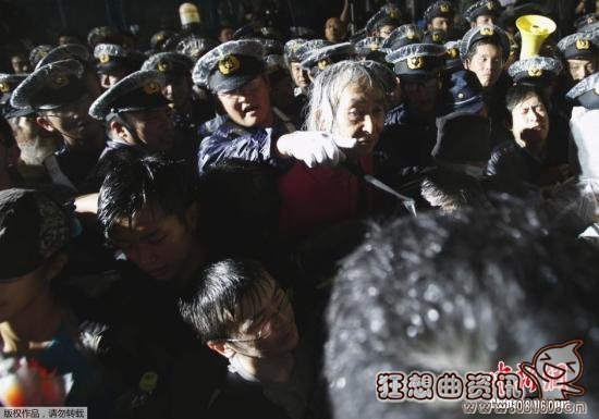 日本国民反对安保法案原因，万人冒雨抗议