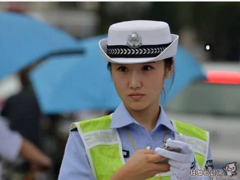 西安女交警烈日下执勤，女交警成焦警