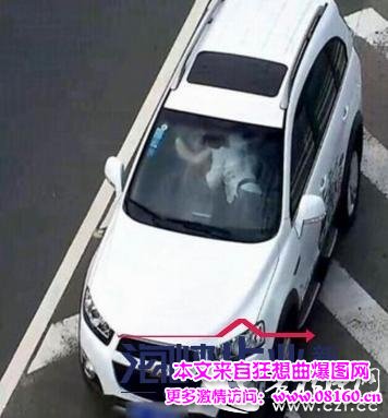 男子高速搂美女开车，又亲又抱