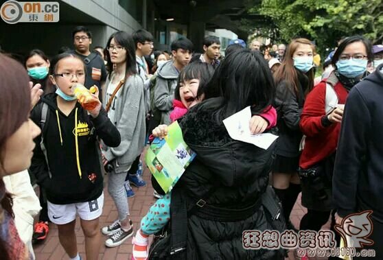 香港骂哭内地游客小孩，内地小孩香港街头便溺事件