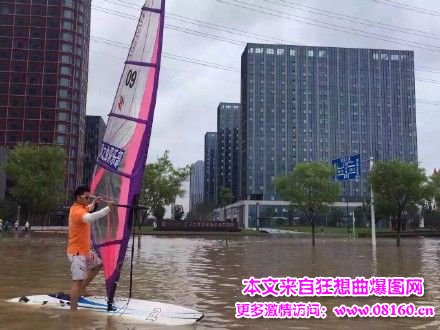 南京暴雨街头被淹 男子当街玩帆板（乘风破浪组图）