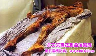 男子与母亲遗体生活十年，母亲用烈酒泡遗体18年