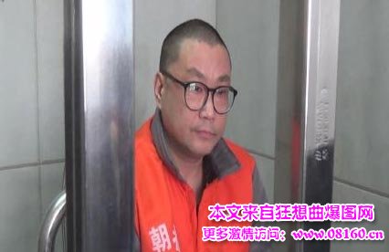 歌手尹相杰因涉毒昨晚被警方抓获，尹相杰穿囚服受审现场照片