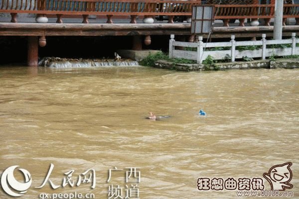 实拍路人救起跳河美女，美女跳河救起惨样