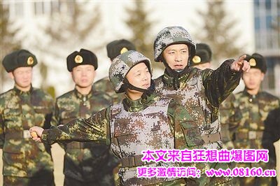 解放军士兵投弹脱手，手榴弹投弹失误视频