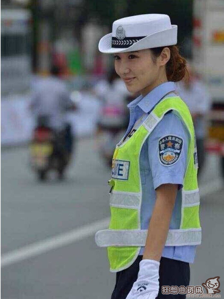 西安女交警烈日下执勤，女交警成焦警