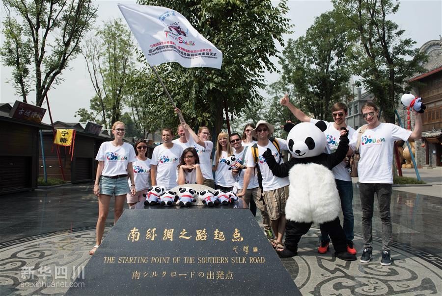 大熊猫在日本遭到民众围观，中国大熊猫风靡全球！