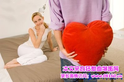 小三女子被扒衣围殴，解密小三如何用情感吸引男人！