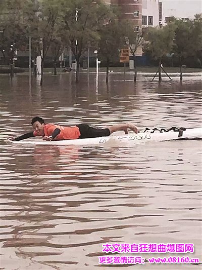 南京暴雨街头被淹 男子当街玩帆板（乘风破浪组图）