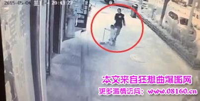 视频：男子殴打扫地男童 多名路人不理不睬