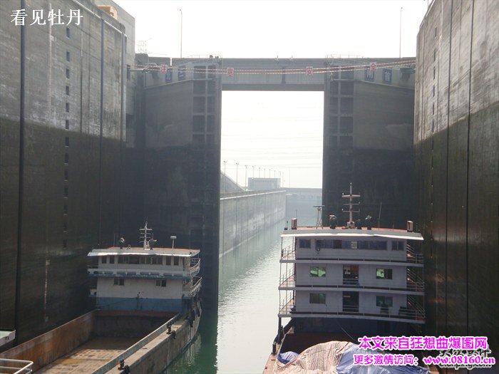 三峡大坝五级船闸图片，长江三峡船闸船舶过闸