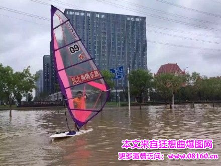 南京暴雨街头被淹 男子当街玩帆板（乘风破浪组图）