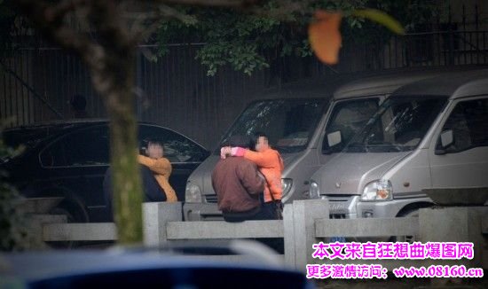 卖淫女妇女找老人，树林里卖淫的妇女图