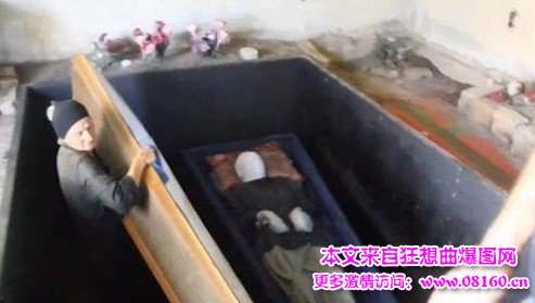 男子与母亲遗体生活十年，母亲用烈酒泡遗体18年