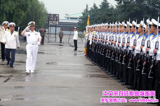 中国舰艇编队出访朝鲜，向金日成铜像献花圈