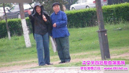 九名大妈公园招嫖被抓，专找老头搭讪