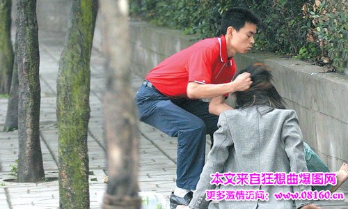 男子街头暴打女子图，男子当街暴打女友原因