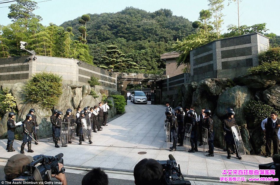 日本最暴力黑帮老大被抓，黑帮组织Kudokai的头目被抓现场图