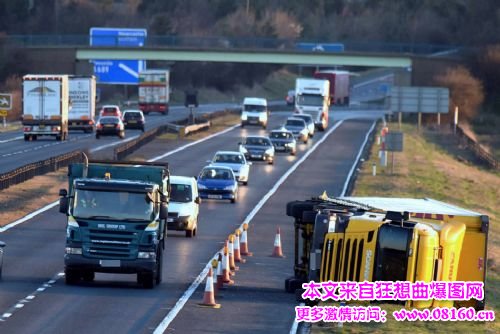 英国大风时速达100英里 客机降落时被吹起（客机多重？）