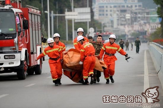 男子跳桥轻生母亲跪地求下桥，实拍男子跳桥瞬间图