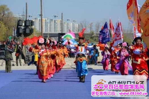 乾隆七世孙率众举行祭祖大典（穿清朝服装）