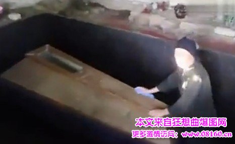 男子与母亲遗体生活十年，母亲用烈酒泡遗体18年