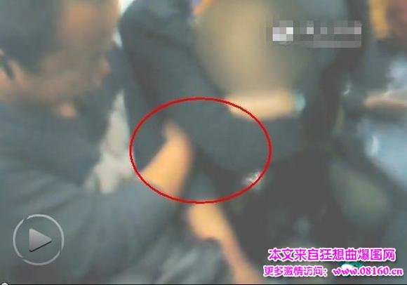 男子摸女乘客图片，被女子老公当场制服报警