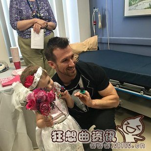 4岁女孩嫁给护士大叔，结婚现场图片公布