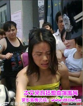 女小偷遭保安搜身图，女小偷被保安拔了裤子