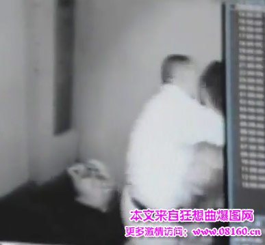 男子电梯内强吻年轻女，醉酒男电梯强摸女性！