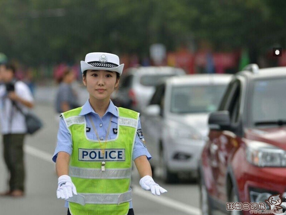 西安女交警烈日下执勤，女交警成焦警