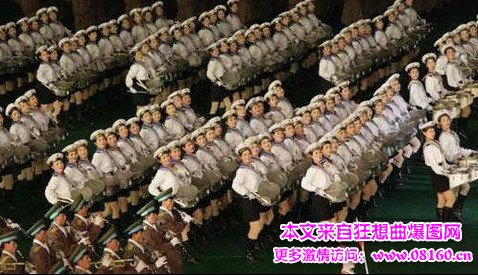 朝鲜女士兵尴尬穿军装图片，朝鲜女士兵尴尬图片