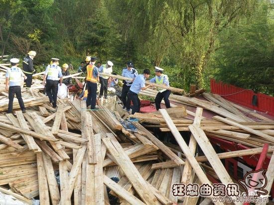 车祸父亲舍命救子，车祸现场父子舍命保护儿子