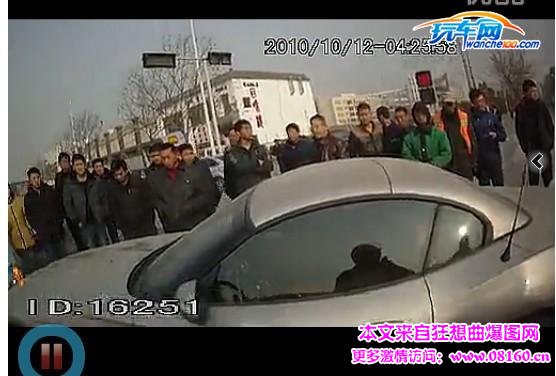 宝马女闯红灯被拦，顶着交警跑