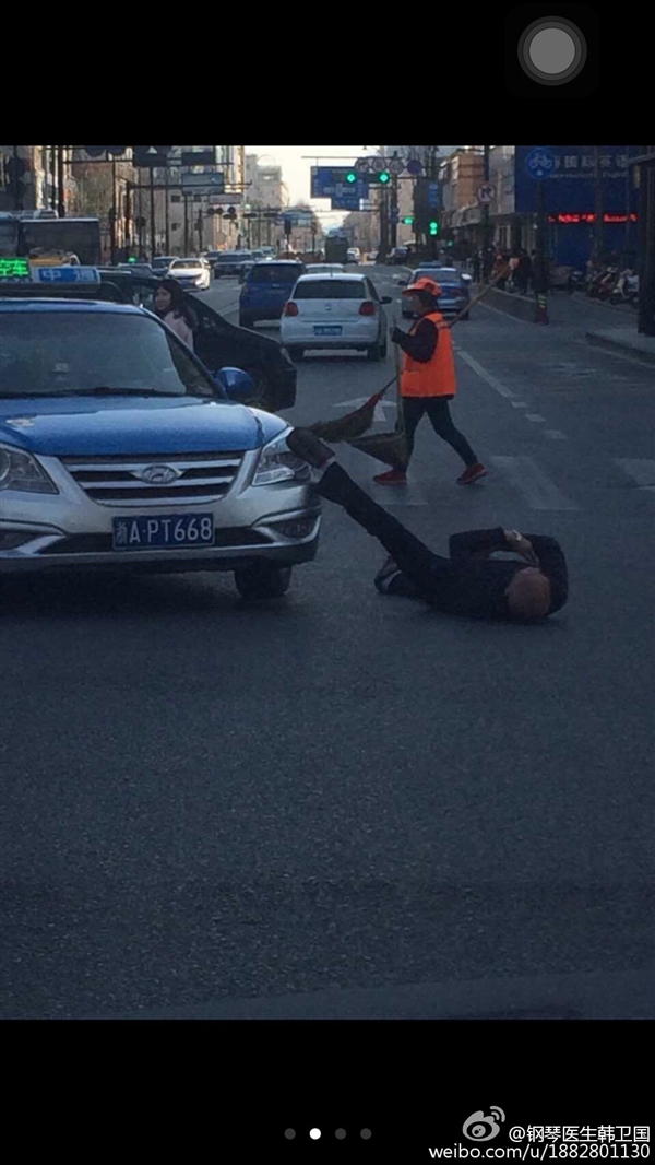 男子碰瓷居然撞警车，碰瓷界少见的的奇葩！