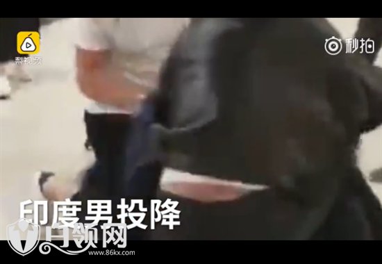 印度男地铁骚扰女孩被香港大叔ko视频 白发大叔练家子?