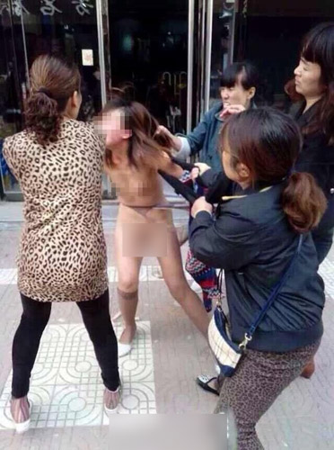 河南濮阳女子当街被扒光