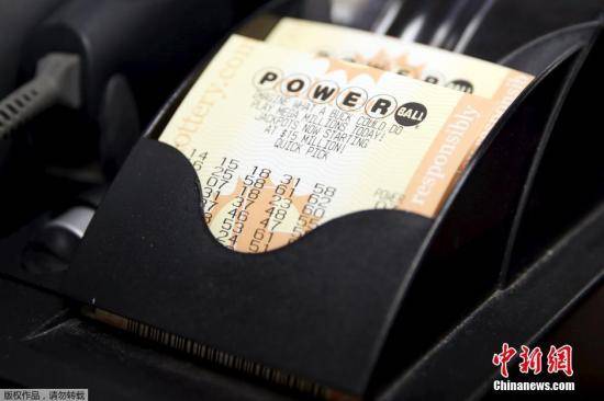 资料图：美国民众排队抢购劲球(Powerball)彩票。